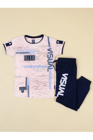 طقم بنطلون  بطبعات كتابة مع تيشيرت بياقة ضيقة 