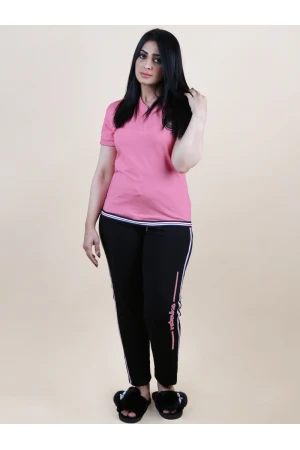 بنطلون بيجاما مع تيشيرت بياقة ضيقة 