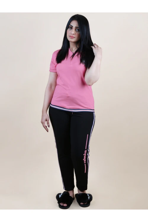 بنطلون بيجاما مع تيشيرت بياقة ضيقة