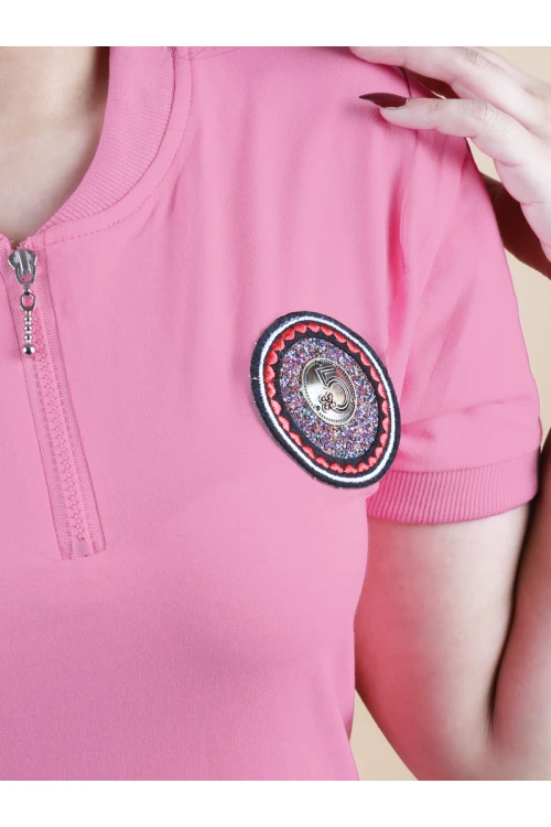 بنطلون بيجاما مع تيشيرت بياقة ضيقة