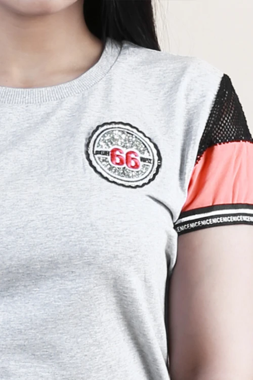 بنطلون بيجاما بفتحة جانبية مع تيشيرت بطبعات