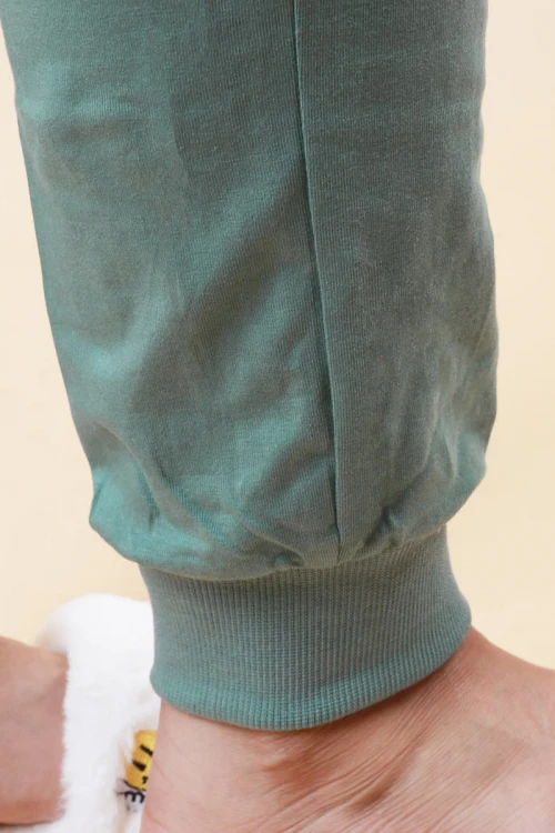 بنطلون بيجاما بفتحة جانبية مع تيشيرت بطبعات