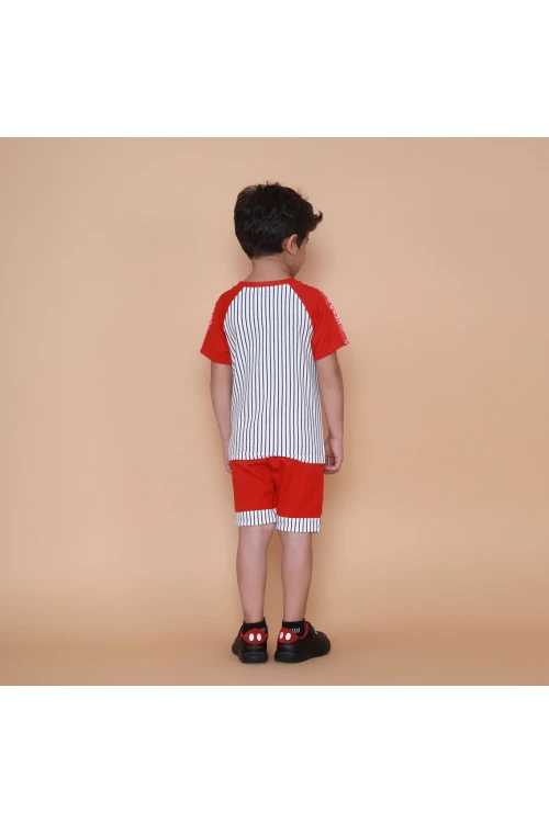 طقم شورت مع تيشيرت مقلم بأكمام قصيرة