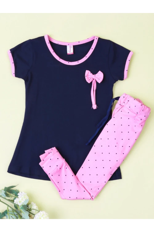 بنطلون منقط مع تيشيرت بتفاصيل فيونكة