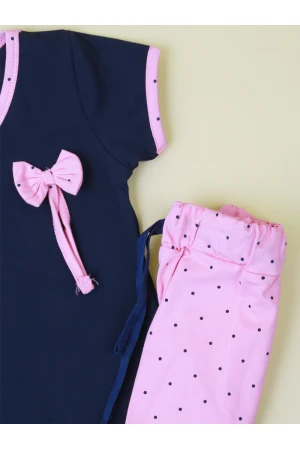 بنطلون منقط مع تيشيرت بتفاصيل فيونكة 