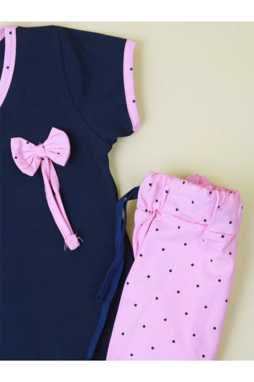 بنطلون منقط مع تيشيرت بتفاصيل فيونكة