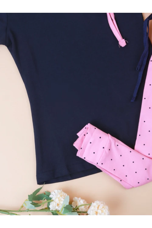 بنطلون منقط مع تيشيرت بتفاصيل فيونكة