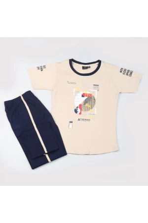 طقم ولادي مزين بطبعات 