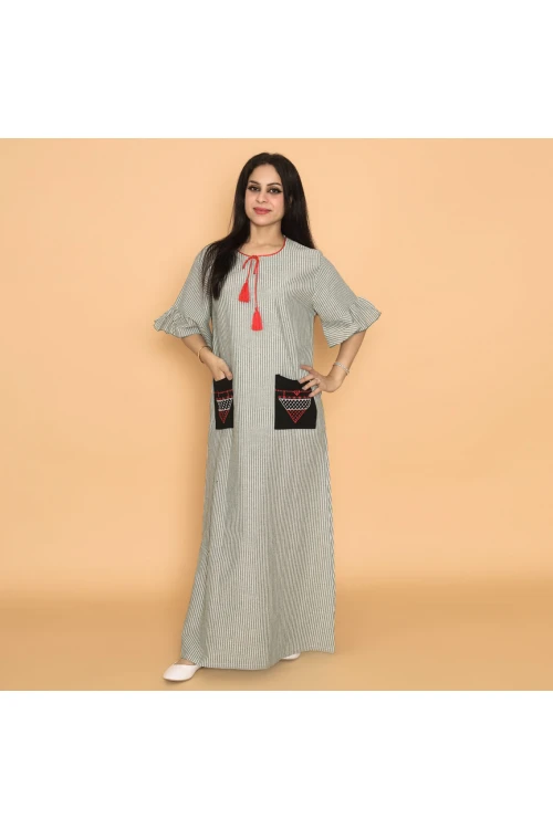 جلابية مخططة بأكمام قصيرة واسعة وجيوب أماميه