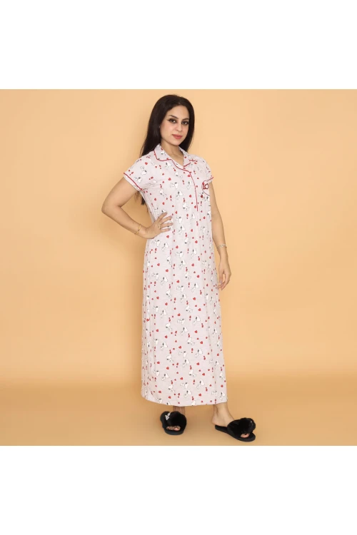 قميص بيت طويل بأكمام قصيرة مزين بطبعات