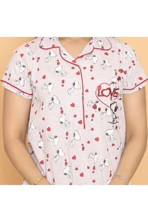 قميص بيت طويل بأكمام قصيرة مزين بطبعات 