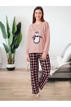 بنطلون بيجاما كاروهات مع تيشيرت بأكمام طويلة