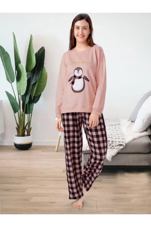 بنطلون بيجاما كاروهات مع تيشيرت بأكمام طويلة