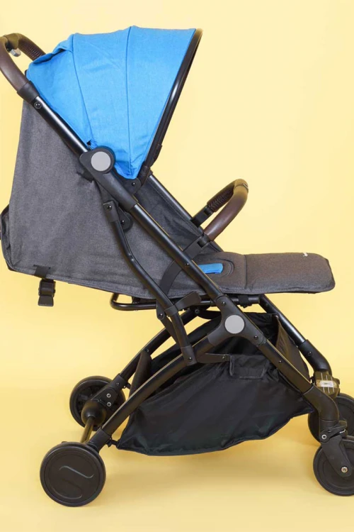 عربة أطفال بمظلة
