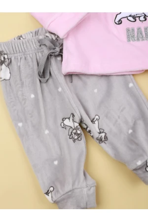 طقم بيجاما شتوي مزين بطبعات