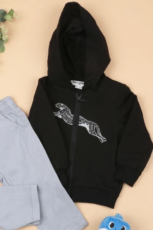 بلوفر بقبعة مزين بطبعات  مع بنطلون جينز