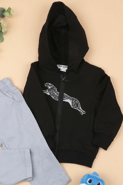 بلوفر بقبعة مزين بطبعات  مع بنطلون جينز