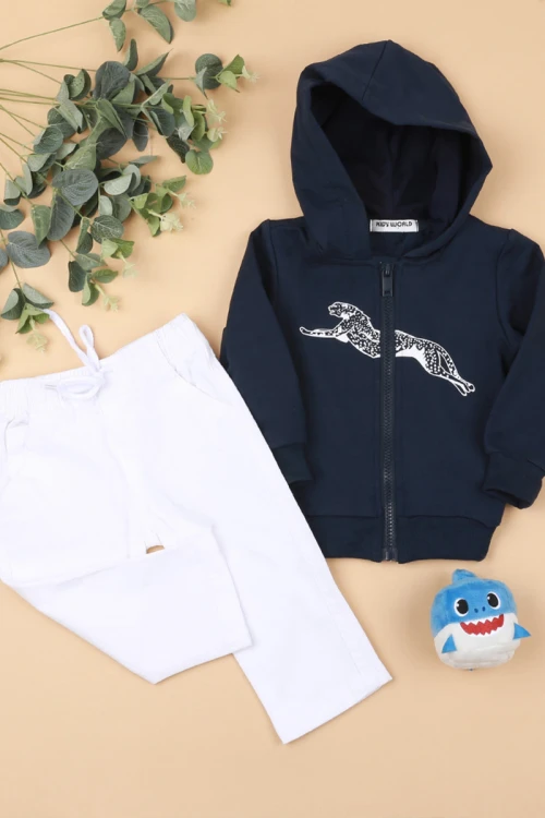 بلوفر بقبعة مزين بطبعات  مع بنطلون جينز