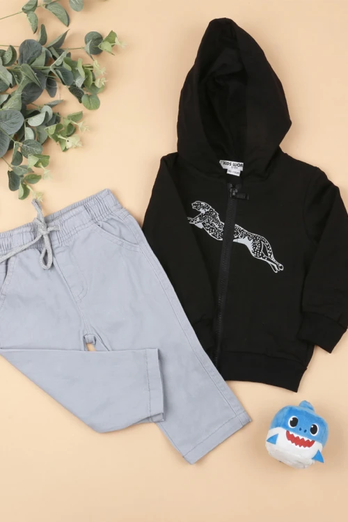 بلوفر بقبعة مزين بطبعات  مع بنطلون جينز