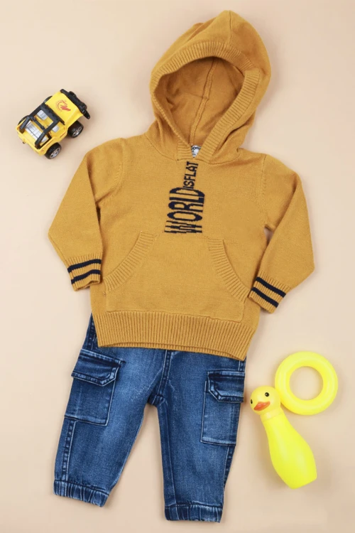 بلوفر بقبعة مزين بطبعات كتابة مع بنطلون جينز