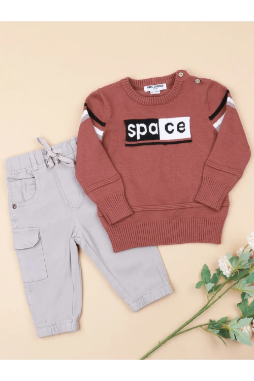 طقم بنطلون مع بلوفر بياقة ضيقة و طبعات كتابة