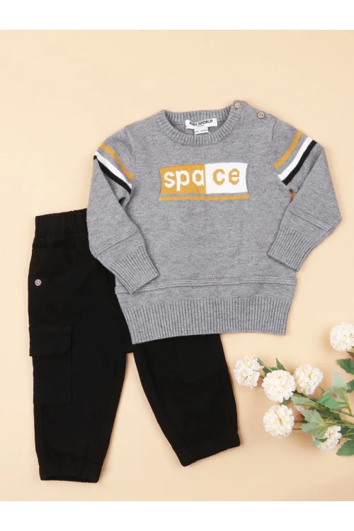 طقم بنطلون مع بلوفر بياقة ضيقة و طبعات كتابة