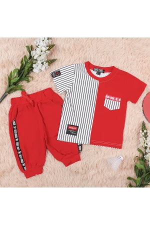 طقم تيشيرت بطبعات مخططة مع بنطلون رياضي 