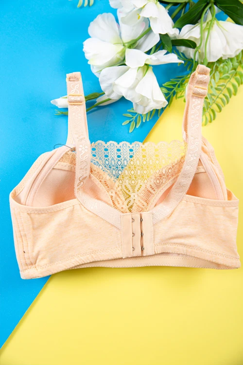 صدرية مبطنة بحمالات عريضة وتفاصيل دانتيل