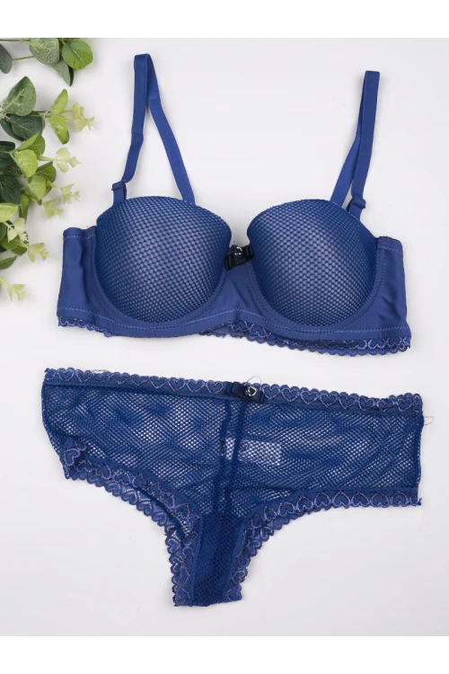 طقم داخلي صدرية مزينة بالدانتيل مع سروال بتفاصيل شفافه