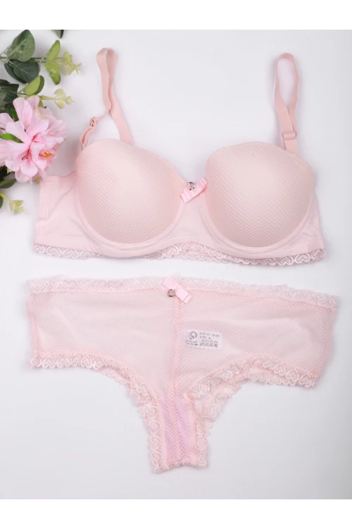 طقم داخلي صدرية مزينة بالدانتيل مع سروال بتفاصيل شفافه