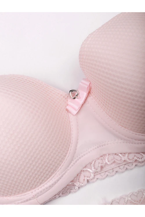 طقم داخلي صدرية مزينة بالدانتيل مع سروال بتفاصيل شفافه