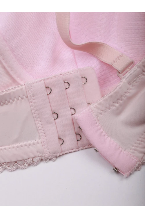 طقم داخلي صدرية مزينة بالدانتيل مع سروال بتفاصيل شفافه