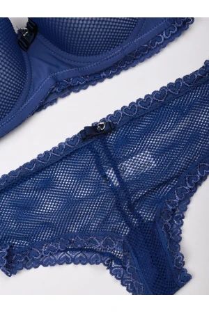 طقم داخلي صدرية مزينة بالدانتيل مع سروال بتفاصيل شفافه