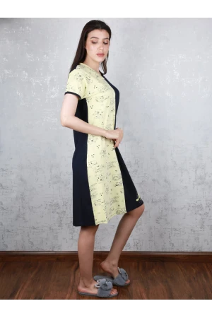 قميص قصير مزين بطبعات