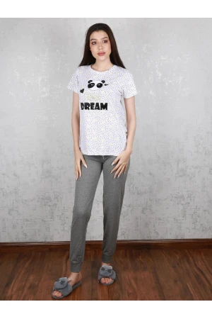 بيجاما بنطلون ساده مع بلوزة منقطة بطبعات كتابة