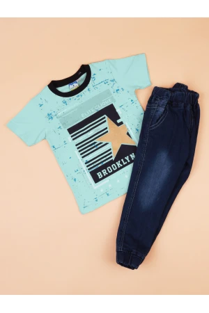 بنطلون جينز بأطراف مطاطية مع تيشيرت بياقة ضيقة 