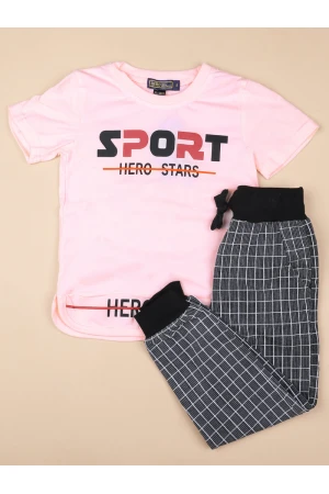 طقم بنطلون كاروهات مع تيشيرت بطبعات كتابة