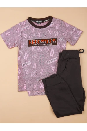 طقم بنطلون رياضي مع تيشيرت بأكمام قصيرة