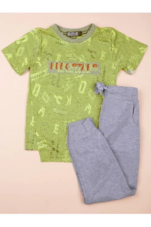 طقم بنطلون رياضي مع تيشيرت بأكمام قصيرة