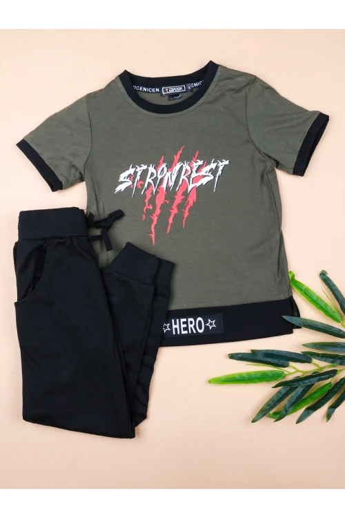 بنطلون بأطراف مطاطية مع تيشيرت مزين بطبعات كتابة