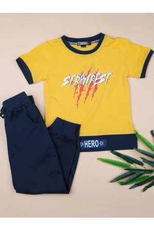 بنطلون بأطراف مطاطية مع تيشيرت مزين بطبعات كتابة