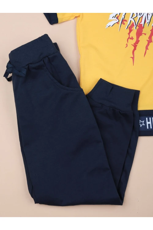 بنطلون بأطراف مطاطية مع تيشيرت مزين بطبعات كتابة