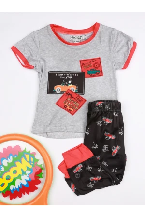 بنطلون بيجاما بطبعات مع تيشيرت بأكمام قصيرة