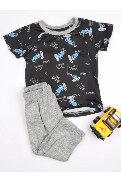 بنطلون ساده مع تيشيرت مزين بطبعات