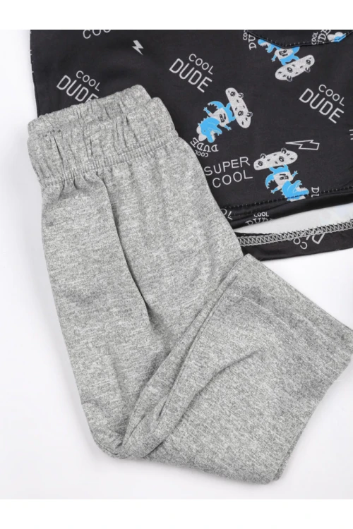 بنطلون ساده مع تيشيرت مزين بطبعات