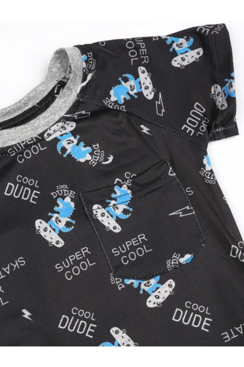 بنطلون ساده مع تيشيرت مزين بطبعات