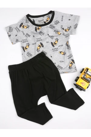 بنطلون ساده مع تيشيرت مزين بطبعات