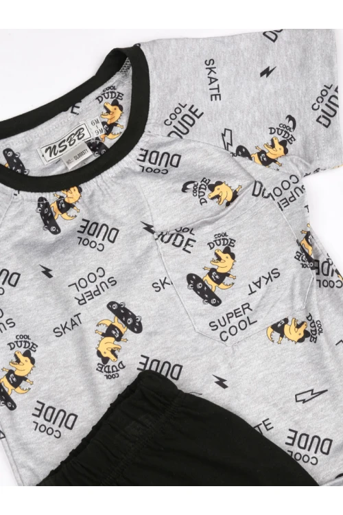 بنطلون ساده مع تيشيرت مزين بطبعات