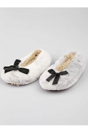 حذاء منزل مبطن بالفرو بتفاصيل فيونكة