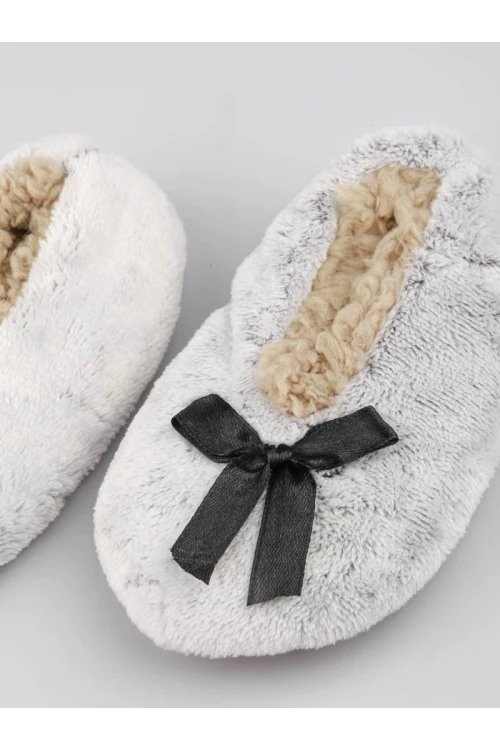 حذاء منزل مبطن بالفرو بتفاصيل فيونكة
